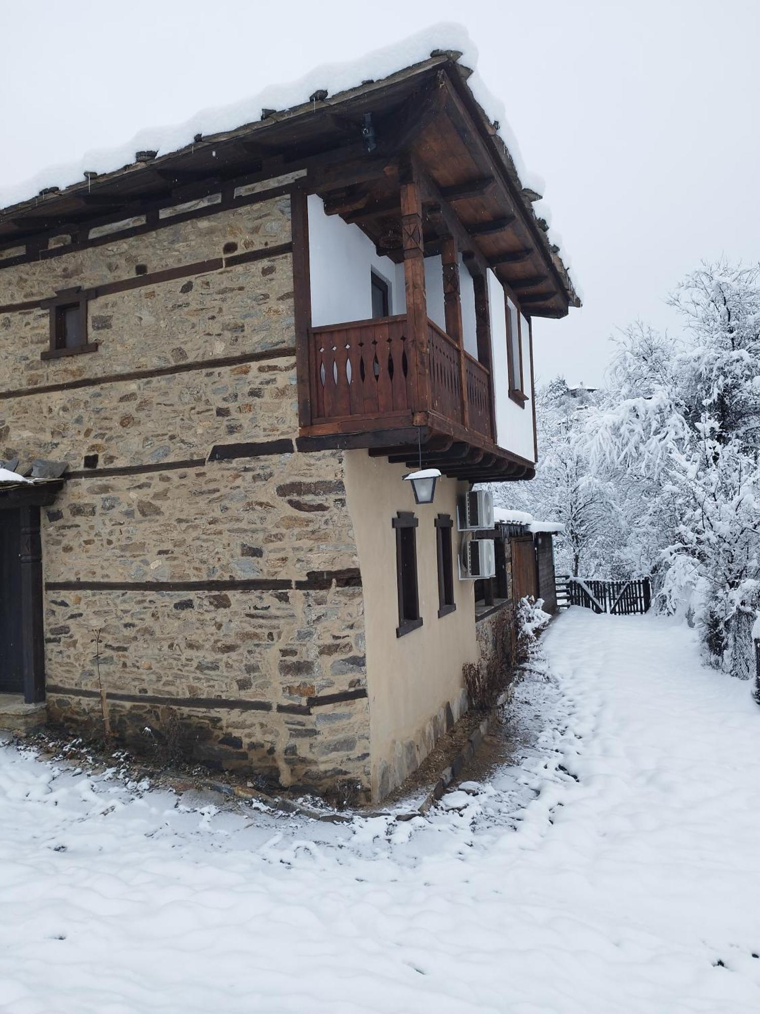 Семеен Хотел Скендерова Къща Leshten Exterior photo